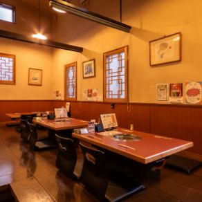 座敷席は、靴を脱いでリラックスできる空間となっており、和の風情を感じながらお食事をお楽しみいただけます。大人数での宴会や、少人数でのプライベートな集まりにも柔軟に対応可能です。焼肉を囲みながら、楽しいひとときを♪ご予約も承っておりますので、お気軽にお問い合わせください。