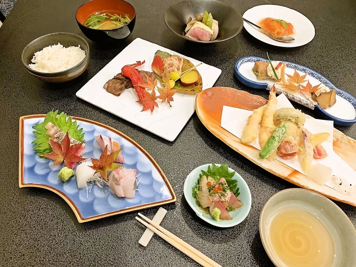 その時のその時の旬の食材を使用し、丁寧に美しく仕上げます。