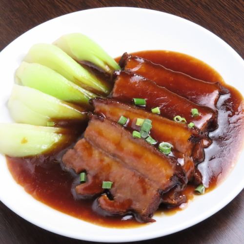 【じっくり時間を掛けた逸品♪】ほろっと崩れるぐらいとろとろに煮込んだ豚の角煮は980円(税込)！