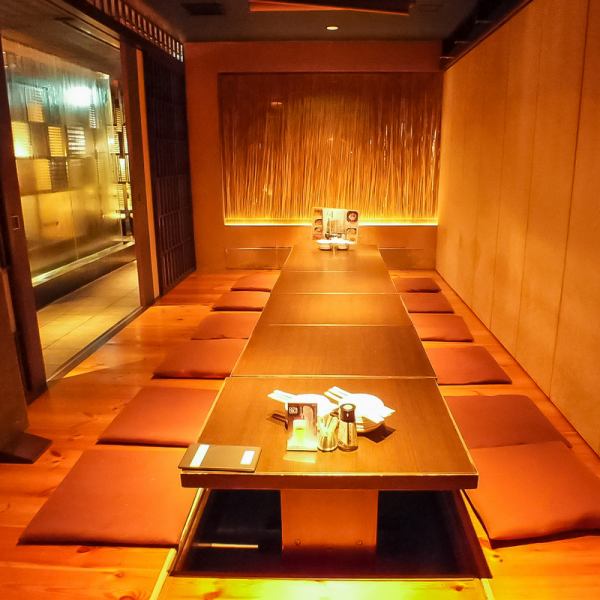 大人数での会社宴会からプライベートな少人数での飲み会まで、様々なシーンでお楽しみいただける広々とした個室席をご用意しております。各種飲み放題コースも豊富に揃えておりますので、美味しい料理と旨い酒をくつろぎの空間でご堪能ください。