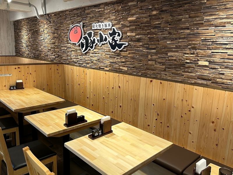 The clean and casual interior is welcoming to both men and women of all ages. It's also great for large group drinking parties! The aroma of charcoal-grilled yakitori fills the restaurant, whet your appetite.