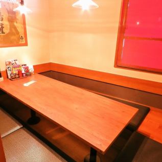 最大24名様、12名×2列、9名、8名の4席あります