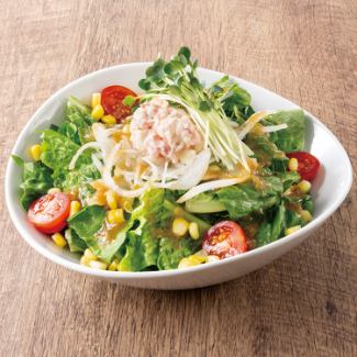 一道令人心醉的沙拉，由色彩繽紛的蔬菜和有機薑汁調味而成。