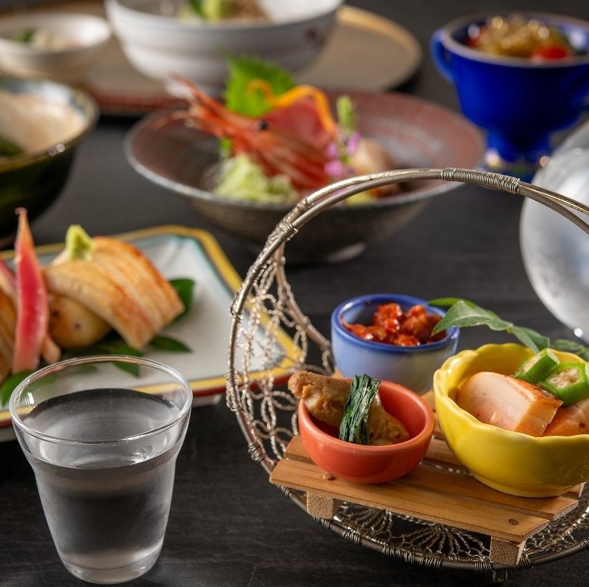 旬食材を用いた四季折々の会席料理をご用意しております。