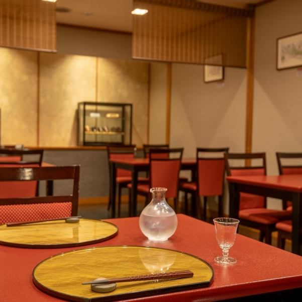 桌椅的设计旨在营造一种可以随意进出的氛围，其易用性使其成为日常用餐的理想之选。您可以舒适地将其用于各种场合，例如与朋友聊天或与家人享用轻松的餐点。