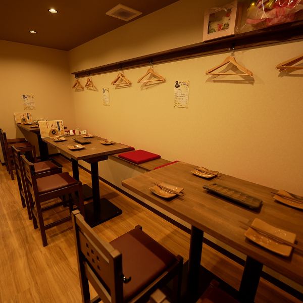 [Table seating] We have table seating available for up to 12 people.It's perfect for parties with close friends or colleagues, or for girls' nights out. You can use it for any occasion.We also accept reservations for private use, so please feel free to contact us.