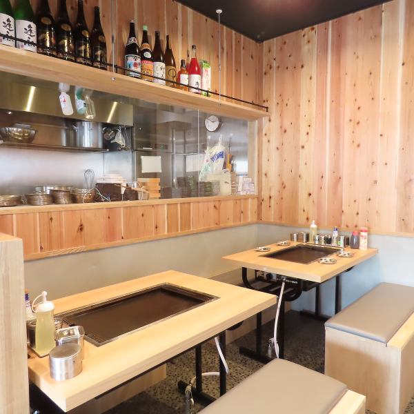 木目調の店内は落ち着きのある空間を演出しておりますが、わいわい盛り上がるのもよし。鉄板焼きの香りが漂う店内で、こだわりの逸品をご賞味ください。