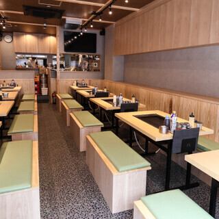 木目調の店内は落ち着きのある空間を演出しておりますが、わいわい盛り上がるのもよし。鉄板焼きの香りが漂う店内で、こだわりの逸品をご賞味ください。