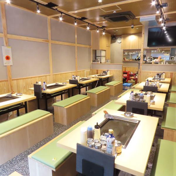 各テーブルにはすべて鉄板が備え付けられているのでできたてをすぐに食べられるのも嬉しいポイント!仲間でワイワイ作ったもんじゃをヘラでつつけば自然と会話も弾みます!合コンや女子会にもおすすめです!