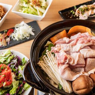 We offer a course meal featuring carefully selected local chicken hotpot and seasonal ingredients.