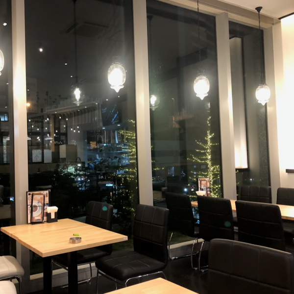 店裡還有靠窗的座位，氣氛很好。餐廳充滿現代氣息，可以欣賞到靠近東京灣的濱松町的美景。這裡是約會、女孩之夜或晚餐的完美場所！下班後請隨時過來喝一杯或吃一頓飯。