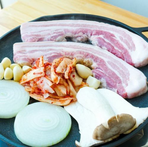 鹿児島県のブランドポーク:皮付き豚バラ肉:の鉄板焼きが