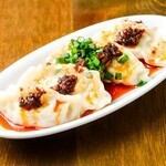 Boiled dumplings with edible chili oil (4 pieces)