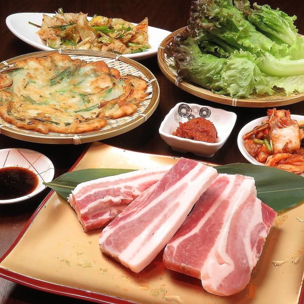 サムギョプサルやチーズタッカルビ、カンジャンケジャンなどを始めとした、誰もが知る王道の韓国料理から、少しマイナーなナッコプセなど様々な本格韓国料理が味わえます！　そんな本格的な韓国料理を広々空間でこの値段で食べれるのは三味亭だけ！！
