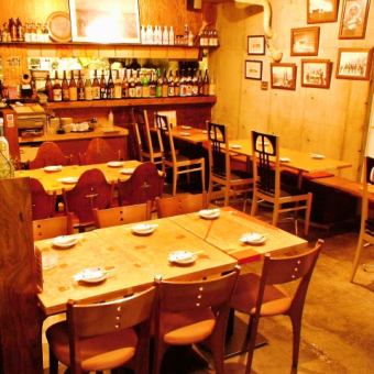 のんびりとしたリラックス空間で、気軽にワイワイ飲み明かしましょう！お酒の種類も豊富にご用意しております。