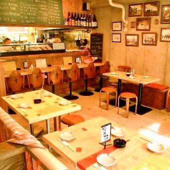 ふらっと気軽に！つい立ち寄りたくなる活気溢れる空間★カウンター席、テーブル席がございますので、シーンに合わせてどうぞ。
