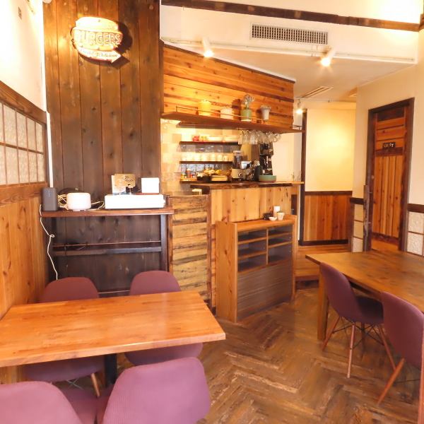 当店は貸し切り可能で、歓送迎会などの特別なイベントにぴったりのスペースです。プロジェクターも完備しており、プレゼンテーションや映像を流しながらの楽しいひとときを演出できます。大人数での集まりでも快適にご利用いただけるため、忘れられない思い出を作るのに最適な環境です。ぜひ素敵な時間をお楽しみください。