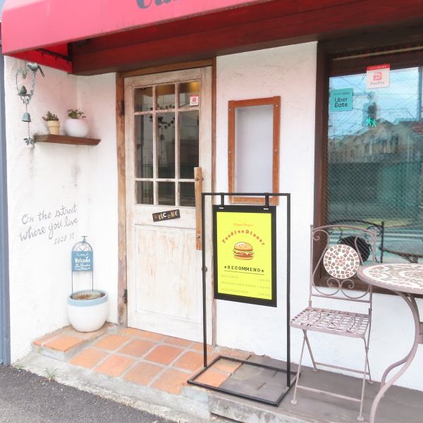 当店は千川駅から徒歩3分の場所に位置し、白い外観と黄色い看板が目印です。温かみのある木を基調とした内観は、居心地の良い空間を演出しています。リラックスした雰囲気の中で、美味しい料理やドリンクを心ゆくまでお楽しみいただけます。友人や家族との特別なひとときをぜひ当店で過ごしてください！