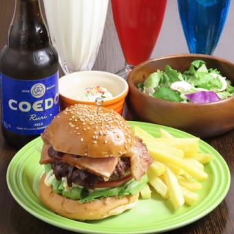 自慢のパティはお肉の旨みを堪能♪ドリンクも楽しめるFoodies dinerの【満足コース】2980円