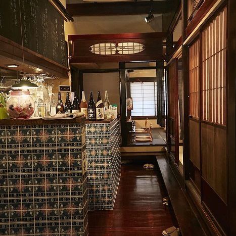 カジュアルな居酒屋でありながら、少数精鋭的なお酒のセレクトやメニューに違いの分かるセンスが感じられ、それが古民家居酒屋【はかたや！】の吸引力になっています。知れば知るほど好きになり、行ってみたくなる格別な居酒屋です♪