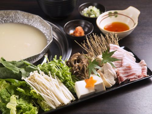 自家製ポン酢でさっぱり食べる「はかたや！」の水炊き