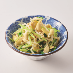 用豌豆苗和豆芽製成的涼拌菜