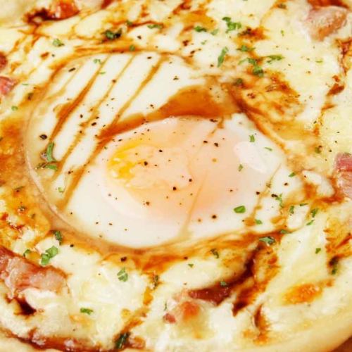 Soft-boiled egg and pancetta pizza