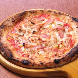 石窯で焼くピザは絶品です