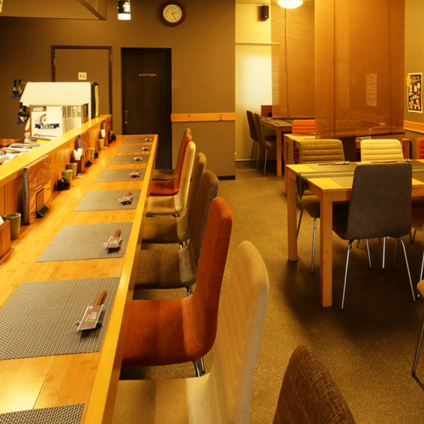 A special seat where you can enjoy freshly fried skewers, delicious sake, and warm hospitality.