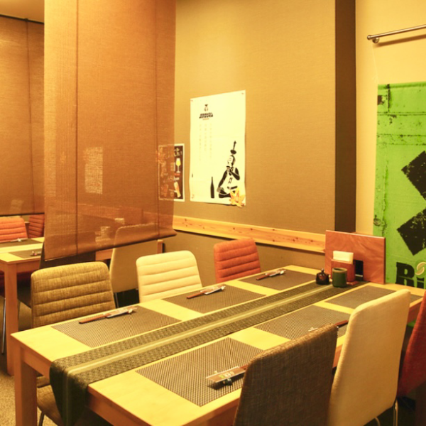 [Enjoy a top-notch meal at a company party or girls' night out] Seating for up to 14 people ◎ 2 x 4-person tables / 1 x 6-person table ◆ A relaxing space with warm lighting.The seats are spaced far apart and each seat has its own curtain, so you can relax and enjoy your meal.