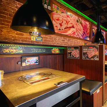 【세련된 한국 선술집에서 즐기는 스포츠 관전】한국의 분위기가 감도는 세련된 점내에는, 참이슬의 병이 늘어서, 식욕을 돋웁니다.텔레비전 완비로 스포츠 관전도 즐길 수 있으므로, 동료와 함께 분위기가 오르는 것 틀림없음!소인원수부터 대인원수까지, 연회나 식사에 딱 맞는 스페이스를 준비하고 있습니다.꼭 부담없이 들러주세요.