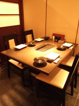 私人房間設有可容納 2 至 4 人的桌子