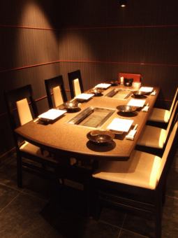 私人房间设有可容纳 2 至 6 人的桌子