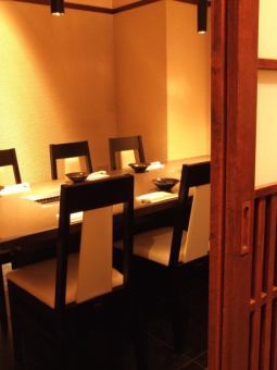 私人房間設有可容納 2 至 6 人的桌子