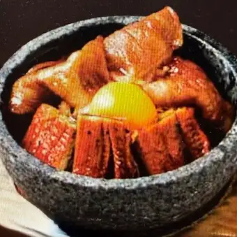 국산 뱀장어와 A5 검은 털 일본소의 이시야키 비빔밥