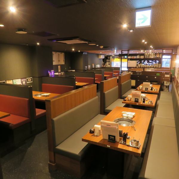 全96席をご用意した店内は、どなたでもリラックスできるアットホームで温かい雰囲気が魅力です♪肉問屋直営店だからこそ、肉のプロが厳選したこだわりの上質な和牛やホルモン、さらに肉問屋ならではの希少部位を、リーズナブルな価格でご提供できるのが最大の強み◎品質と価格の両方に自信を持っております。