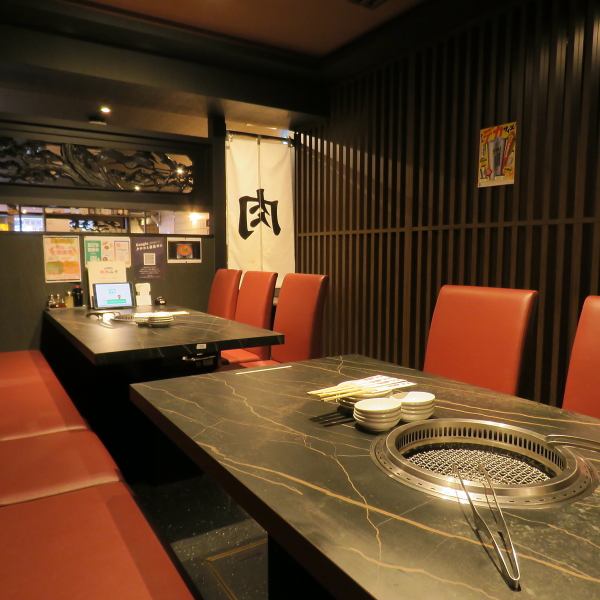 店内にはゆったりとお寛ぎいただけるテーブル席を完備しております。会社宴会や歓送迎会などの大人数でのお集まりはもちろん、ご家族やご友人との食事、会食や接待にも最適◎幅広いシーンでご利用いただける使い勝手の良さが自慢です。心地よい空間で、美味しい焼肉を囲みながら、素敵な時間をお過ごしください。