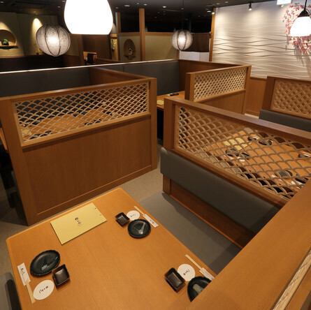 気の知れたご友人様との飲み会に。4名様でも少し広めの空間をご用意いたします。また、カーテンで仕切られていますので、周りを気にせずにお楽しみ頂けます。（池袋 居酒屋 和食 地鶏 焼き鳥 飲み放題 宴会 接待 女子会 誕生日 記念日