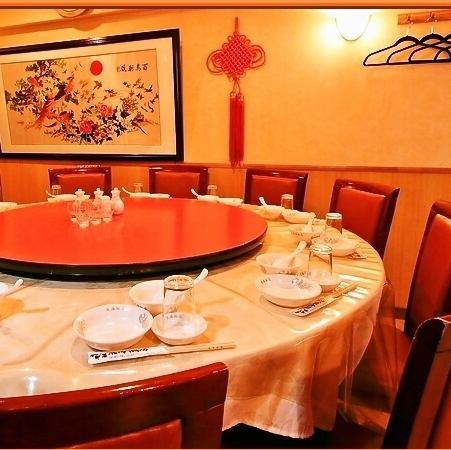 中華の雰囲気抜群の人気の円卓席は5名様～お承りいたします。半個室もご用意しておりますので、周りを気にせずお料理をゆっくりとお楽しみいただけます♪