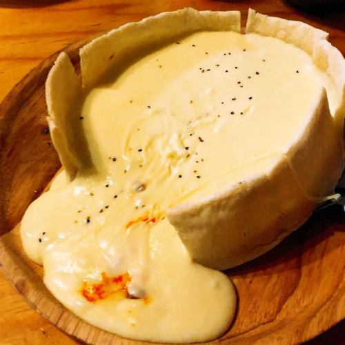 A must-see for cheese lovers! Chicago pizza full of trendy cheese