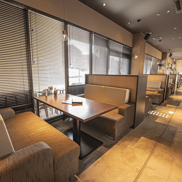 住宅街にひっそりと佇む当店は、日常を忘れておしゃれな空間を楽しめるイタリアンレストラン。店内には4名掛け卓×8卓のソファー席を完備。広々としたシートに加え、隣の席と壁や敷居で仕切られているため、周囲の視線を気にせずプライベートな時間を過ごせます。女子会やママ会、お子様連れの方にも最適です。