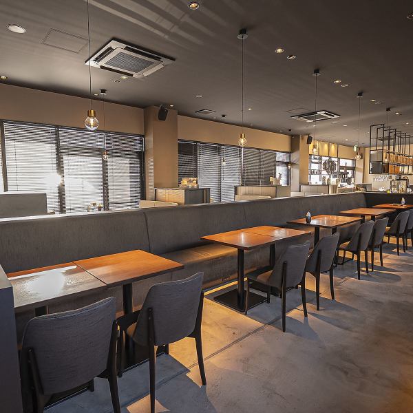 店名「アラボルタ(ひととき)」の通り、皆様の大切な時間を彩る空間をご用意。店内には使い勝手の良い4名卓×5卓のテーブル席があり、お食事から午後の一息まで幅広くご利用いただけます。シックで落ち着いた雰囲気は、デートや記念日、誕生日のお祝いにもぴったり。南草津で非日常なひとときをお楽しみください。