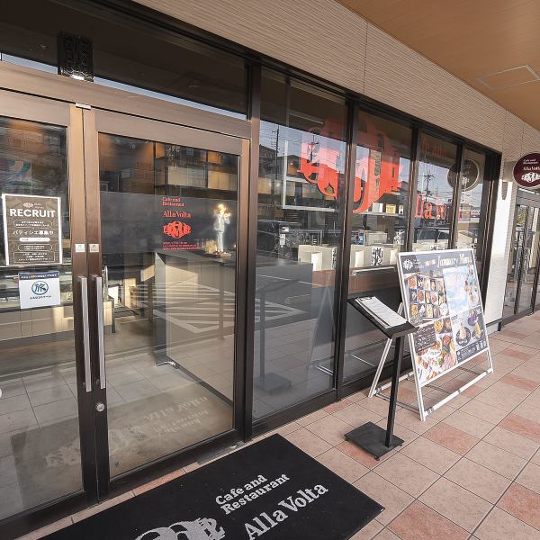 大人数でのご宴会やパーティーにも対応可能な広々とした店内。女子会や家族連れなど様々なシーンで親しまれる開放的な空間を独占してご利用いただけます。最少人数40名様から貸切ご相談承っております。事前にご連絡お願いいたします。お集まりの趣旨に合わせた演出など、特別なひとときを全力でサポート致します。