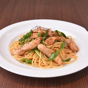 備中高原鶏むね肉と九条ネギの和風パスタ
