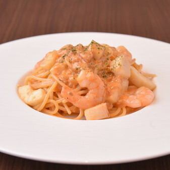 シーフードのトマトクリームパスタ