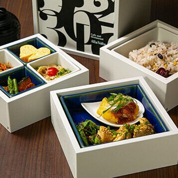 お食事やデザートと楽しむドリンク。テイクアウトも充実