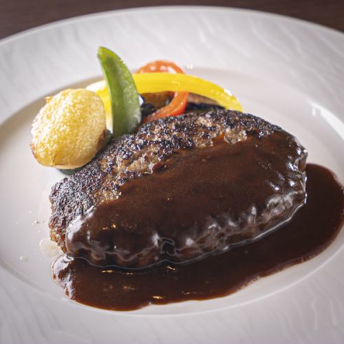 【独自の黄金比】オーブンでふっくら焼き上げる、Alla Volta自慢のハンバーグステーキ