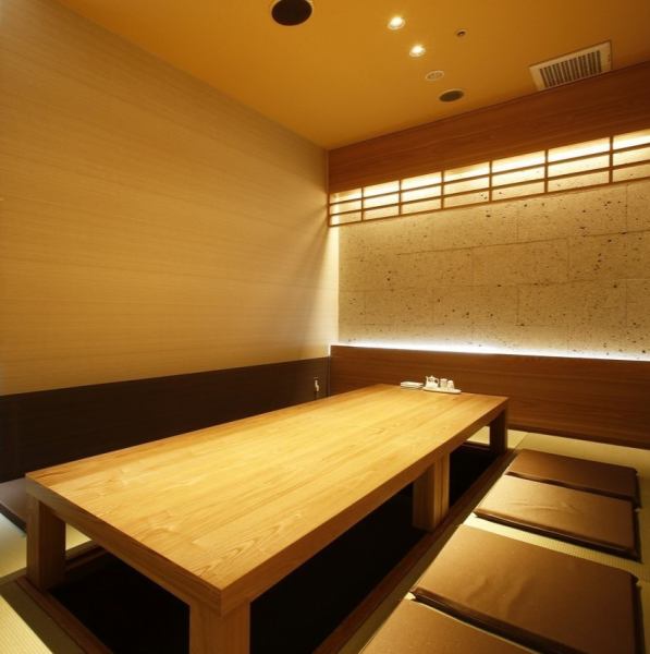 [Private room with sunken kotatsu, made with natural materials and a warm atmosphere] A relaxing Japanese space with a warm wood grain atmosphere.The entrance and exit can be closed off with a door, making it recommended for entertaining occasions.The horigotatsu is a place where you can stretch your legs and relax, and can accommodate 2 to 8 people.Please enjoy it in our Japanese private room, which is the pride of Yu-on.