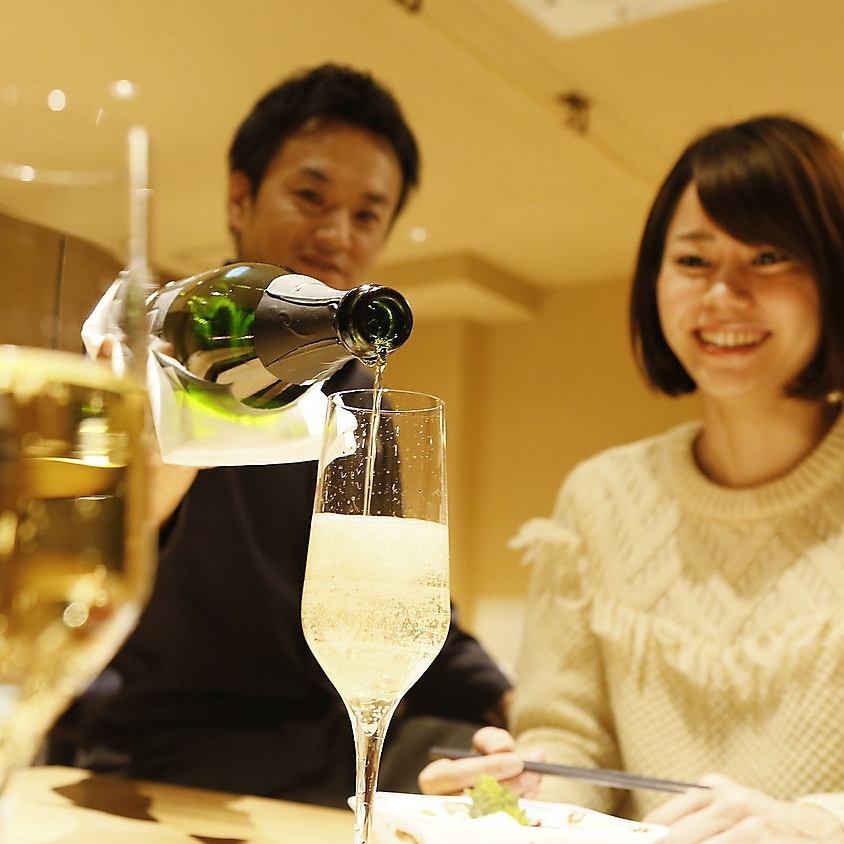 在时尚的酒店餐厅享受浪漫的约会、周年纪念或生日庆祝。