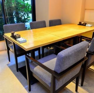 少數人可以隨意使用的餐桌座位（2至10人）我們將根據人數和使用場景準備各種座位。還有一個半私人房間，可容納4至5人。可以通過連接桌子將最多可容納10人的半私人房間連接起來。